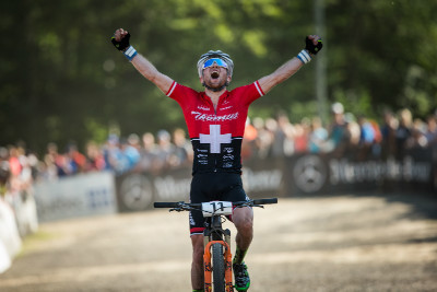 Mathias Fluckiger vyhrává svůj první závod SP