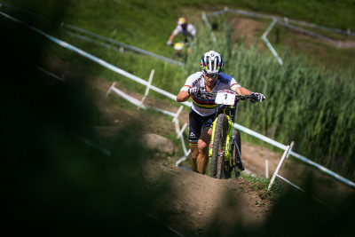 Nino Schurter musel bez řetězu běžet do depa