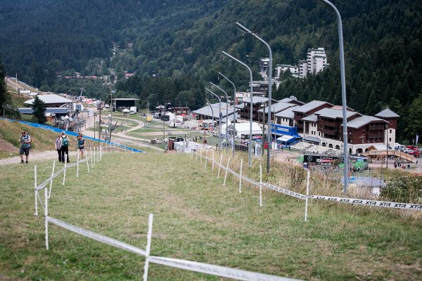 Úvodní stoupání po startu, jedno z mála míst k předjíždění