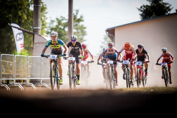 Závodní pole elitních dam