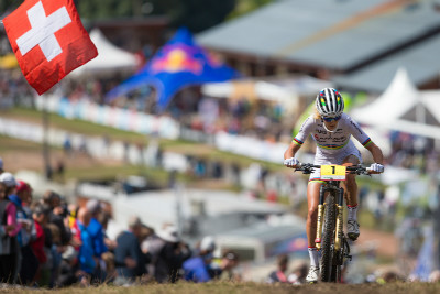 Jolanda Neff měla po půl kole půlminutový náskok...