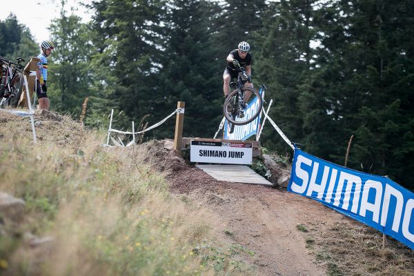 Na konci okruhu pak skok s odjezdem jako na horské dráze...