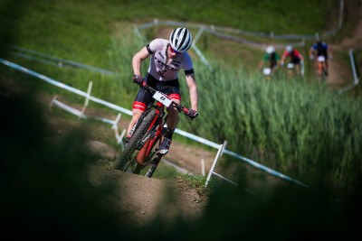 Anton Cooper útočí