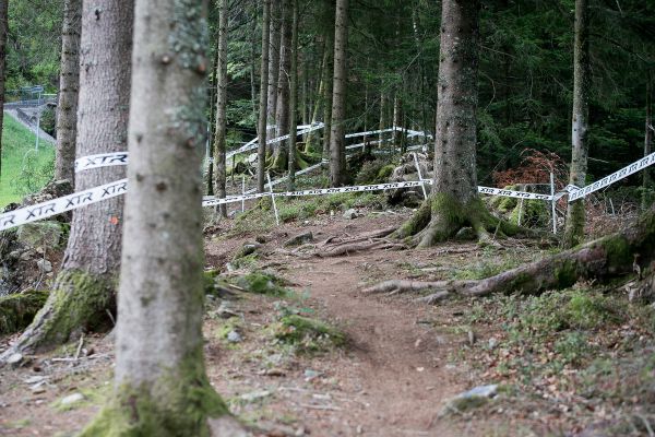 Přírodní singl s kořeny, kameny a místy i dvojí stopou