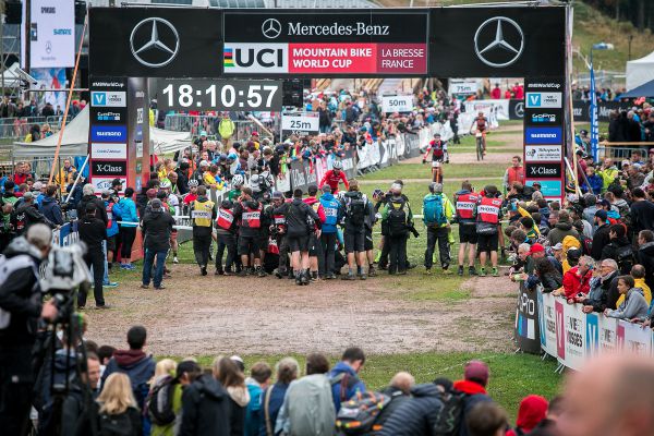 Mathieu van der Poel přijel na start
