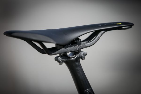 Mondraker 2019 - z karbonu je i zámek sedla