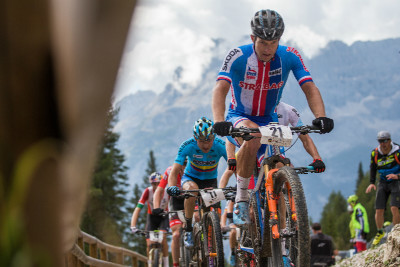 Kristián Hynek táhne vedoucí skupinu k jezeru Misurina