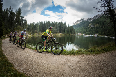 vedoucí skupina objíždí jezero Misurina