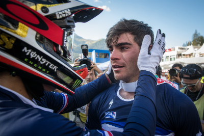 Amaury Pierron gratulujue Loicu Brunimu