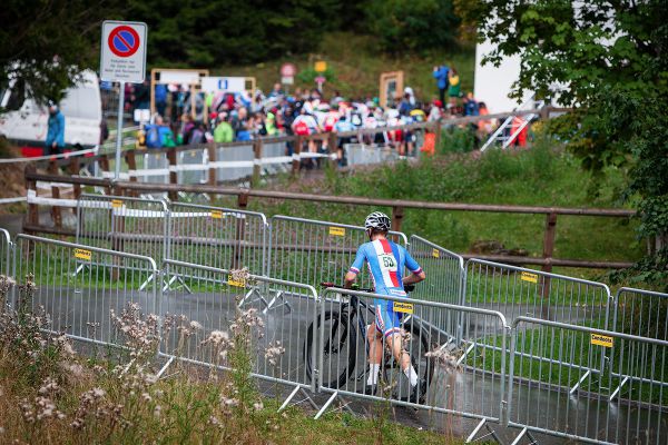 Tomáš Dudek hned po startu přetrhnul řetěz a musel běžet půl kola do depa
