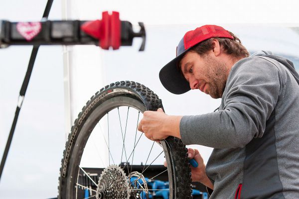 Mechanik Pavel Čábelický rychle přezouvá hrubší pláště