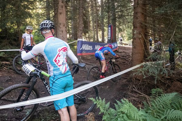 Jana Czeczinkarová piluje v kořenité sekci Mitas