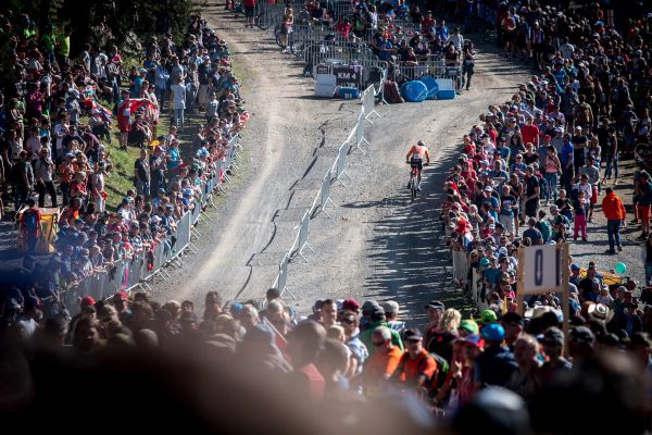 To je nával, co? Jako za komoušů na banány!