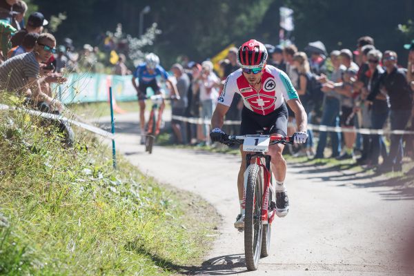 Nino Schurter následován Gerhardem Kerschbaumerem