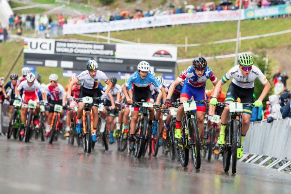 Juniorům na startu pěkně zapršelo