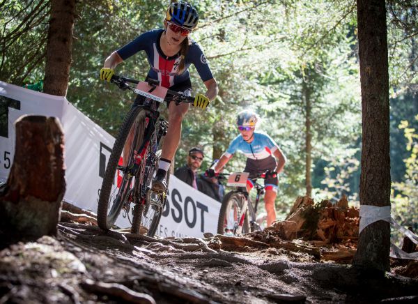 Kate Courtney ve 2. kole předjela Emily Batty