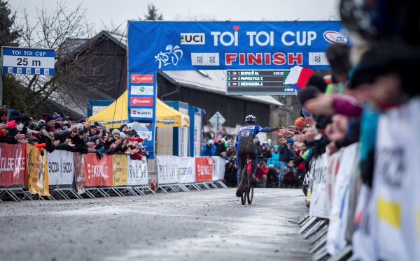 Zdeněk Štybar děkuje divákům