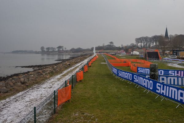 Dlouhá pasáž podél moře