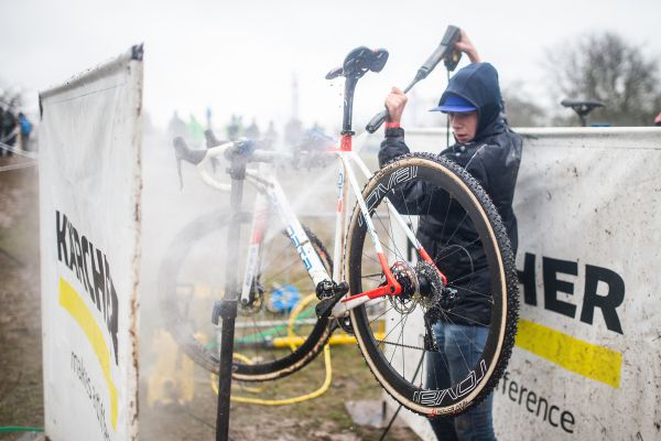 Mechanici Michaela Boroše se určitě nenudili