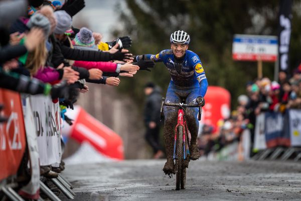 Zdeněk Štybar děkuje divákům