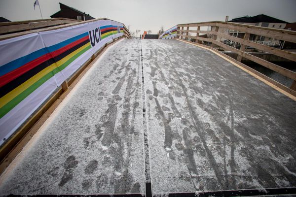 Promrzlý a pocukrovaný mostek přes kanál