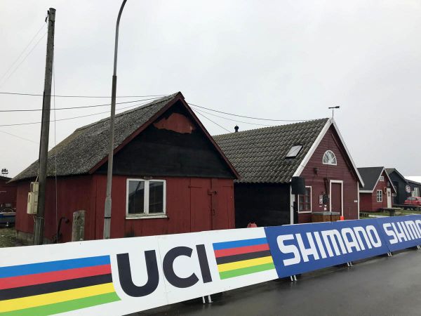 Typické dánské, přímořské domečky lemují trať