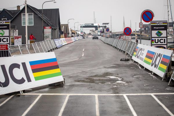 Úvodní rovinka podél přístavního kanálu