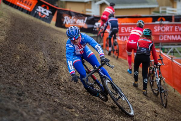 Katka Nash zkouší grip na těžké odkloněné pasáži