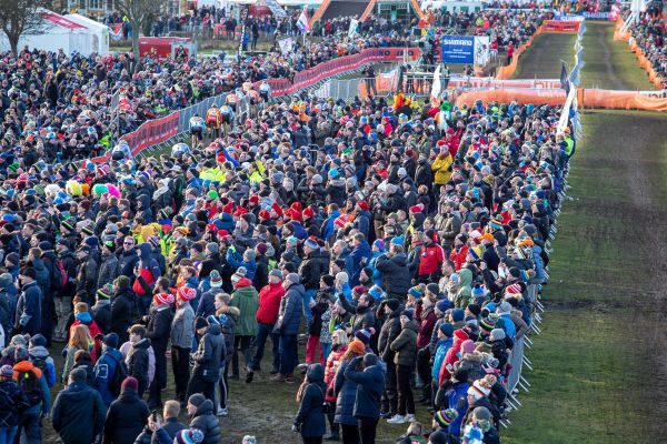 Organizátoři drželi diváky hezky u sebe