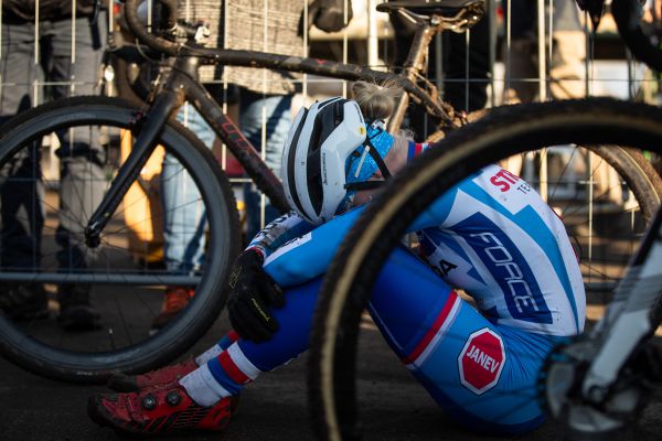 zklamaná Jana Czeczinkarová