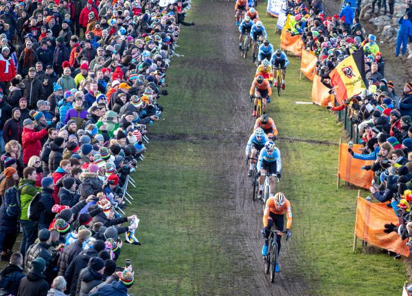 Start podél moře obklopen fanoušky