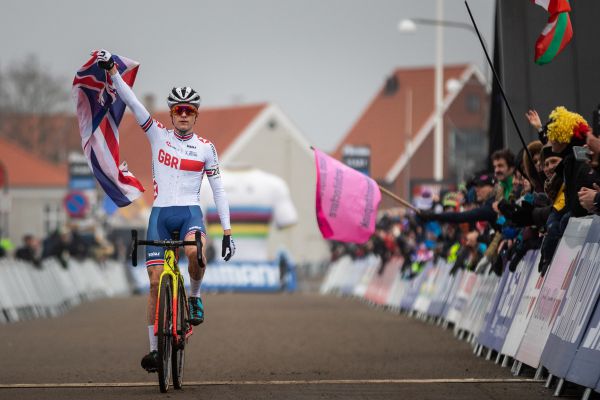 Tom Pidcock slaví mistrovský titul