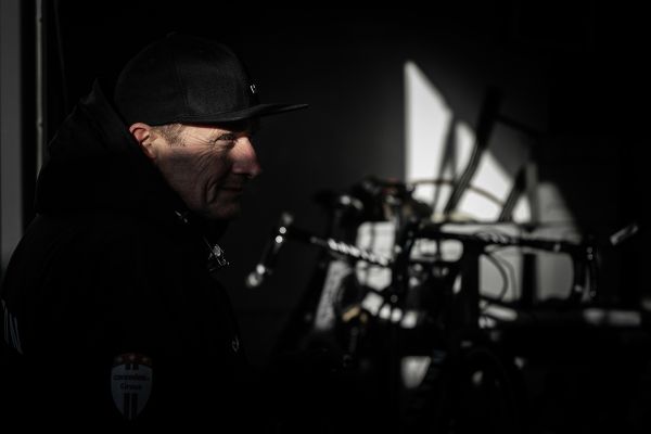 Adri van der Poel dohlíží na vše kolem svých synů