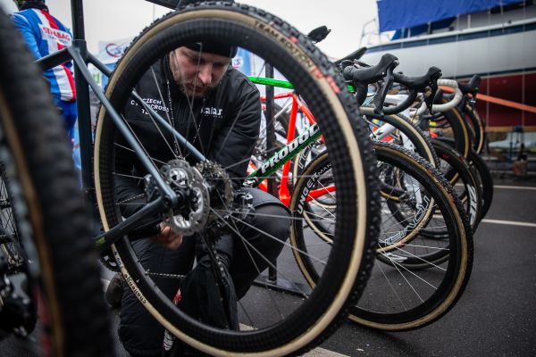 Mechanik Honza Šafrata ladí poslední detaily