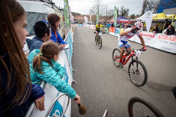 Malé pomocnice rozhodčích v cíli