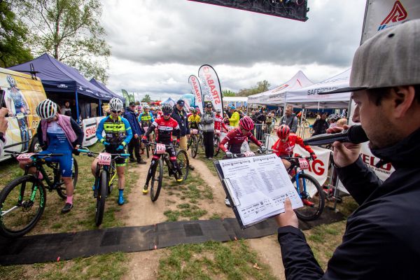 ČP XCO 2019 #2 - Michal Berka zve dámy na startovní čáru