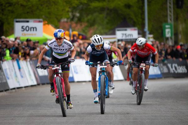sprint o první letošní vítězství mezi Kate Courtney a Jolandou Neff