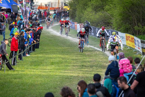 A začíná se to trhat. Avancini zrychlil