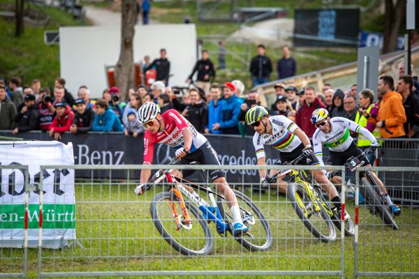 Trojka favoritů v čele s Mathieu van der Poelem