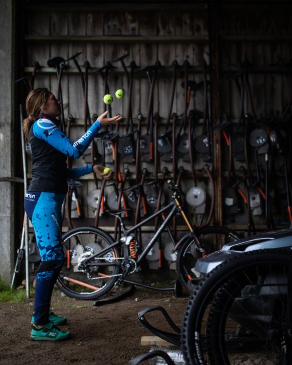 Mille Johnset se rozcvičuje před závodem