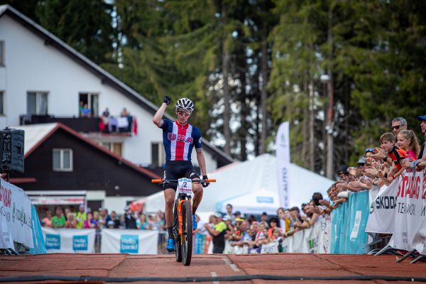 Keegan Swenson vyhrál stylem start-cíl