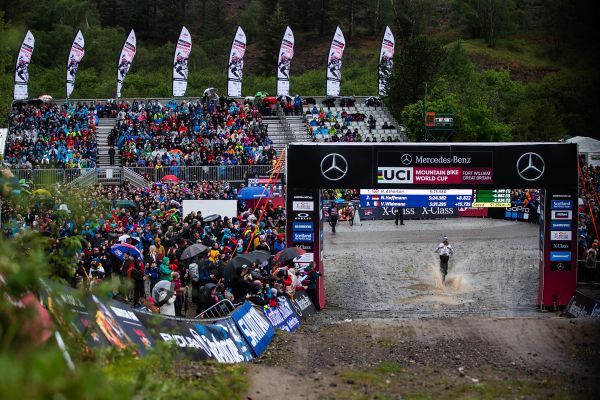 Rachel Atherton vítězí na domácí trati