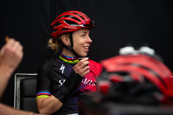 Annika Langvad může zatím zlomenou ruku zatěžovat jen lehce