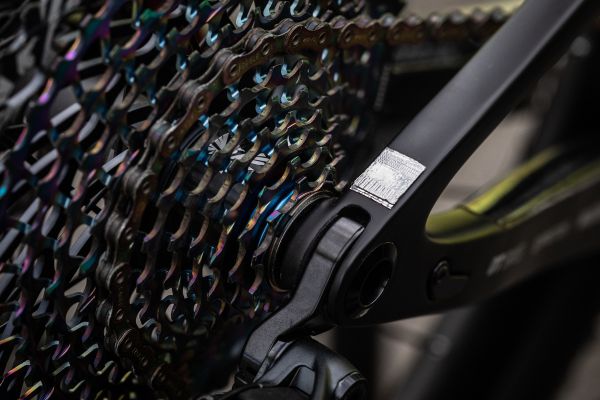 Nové antivibrační nálepky na kole Nino Schurtera