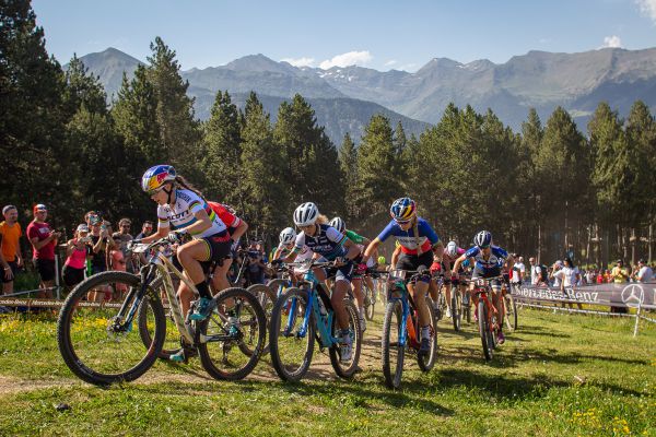 Kate Courtney a Jolanda Neff kontrolují závod