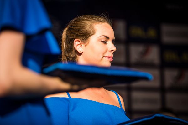 Genderově nevyvážené hostesky, móda z UCI do UEC ještě nedorazila... naštěstí
