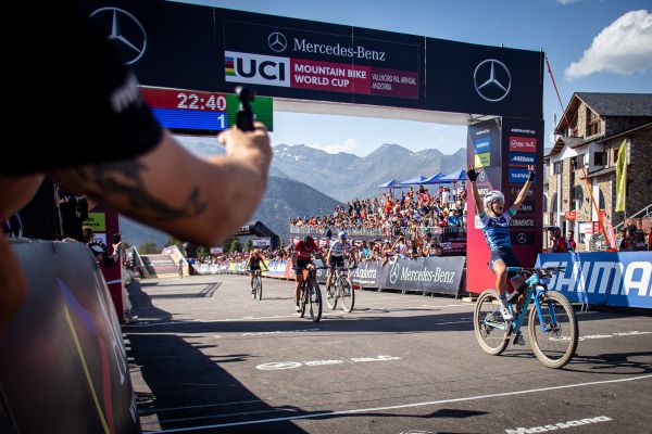Jolanda Neff vyhrává svůj první Short Track