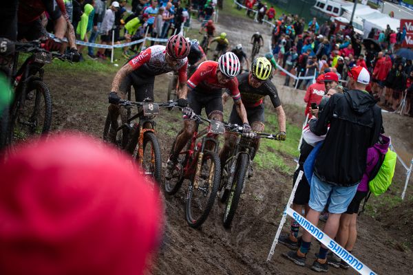 Short-Track loket na loket