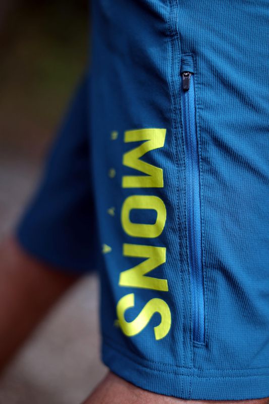 MONS Royal oblečení