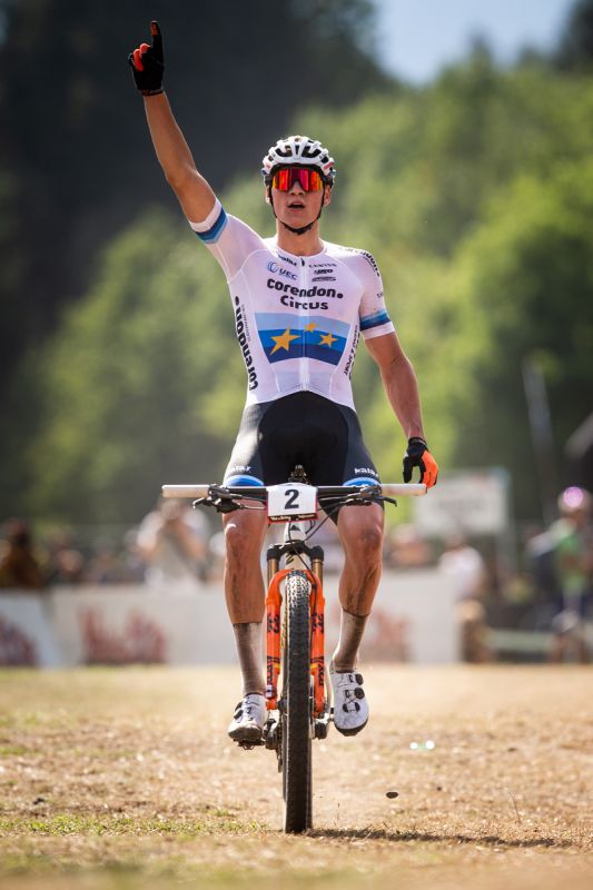 Mathieu van der Poel vítězí
